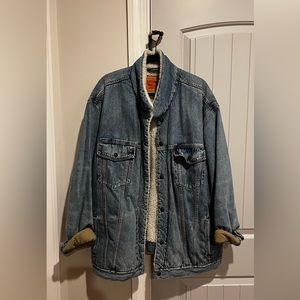VINTAGE Levi’s sherpa trucker jacket